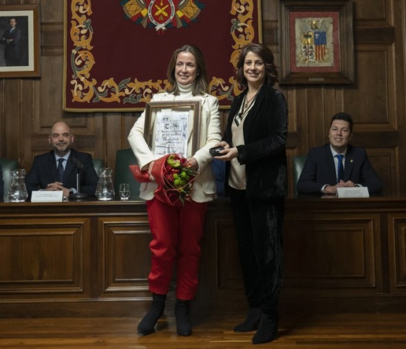 Cristina Hinojar recibió la medalla de manos de la alcaldesa.