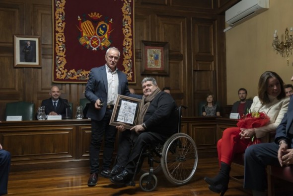 Mariano Mariano recibió la medalla de Samuel Morón