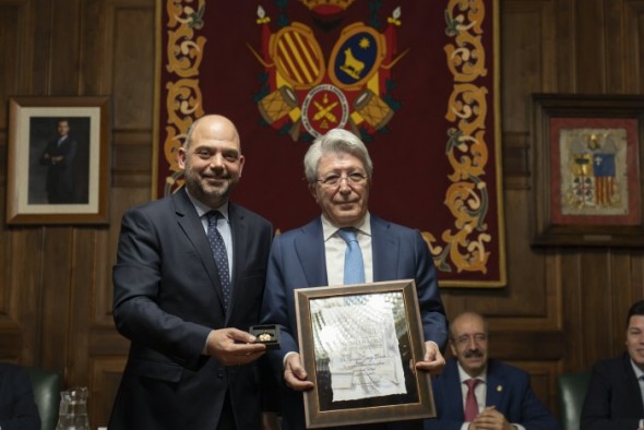Antonio Santa Isabel entregó la medalla a Enrique Cerezo