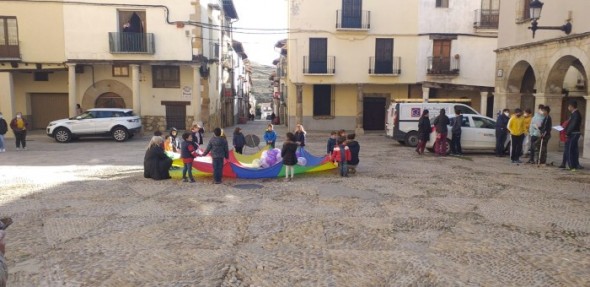 Unos niños, participando en los actos por el 25N en Mosqueruela