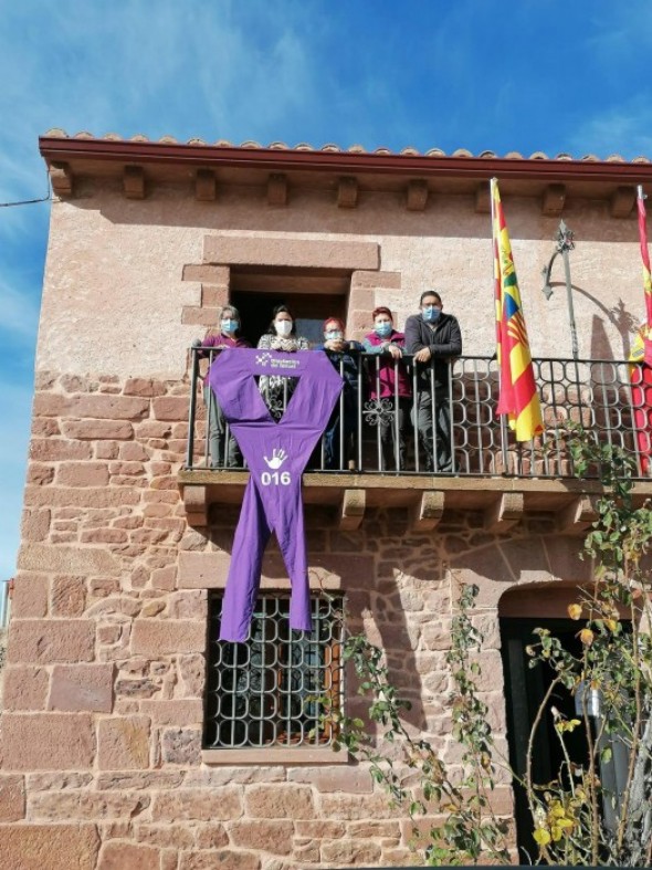 Lazo morado por el 25N en Rodenas