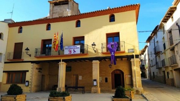 Lazo morado por el 25N en Berge