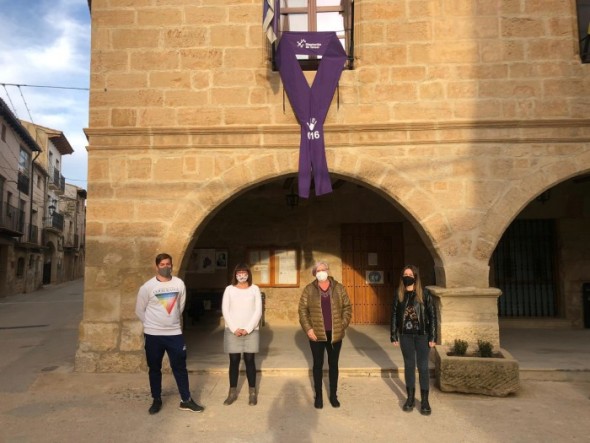 Lazo morado por el 25N en Torrecilla de Alcañiz