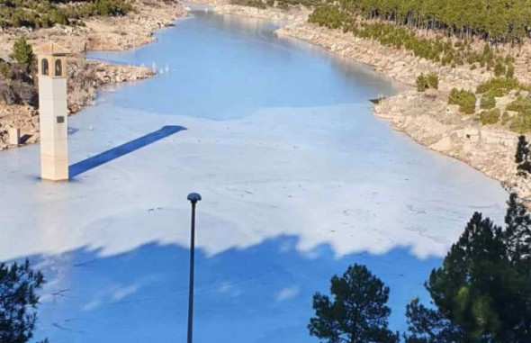 El embalse de las Tosquillas, de Mora, se ha helado por primera vez. Charo Lario