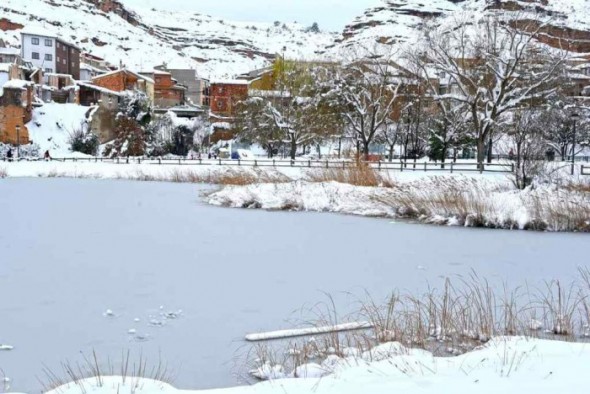 El lago del parque de Alcorisa, en la comarca del Bajo Aragón, se ha congelado. Tomás Montero