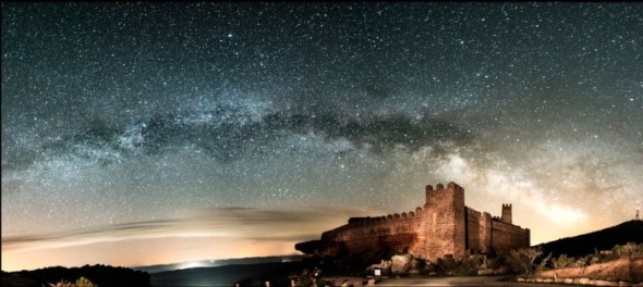 ‘Bajo la Vía Láctea’, fotografía ganadora del primer premio en el año 2017 tomada en el castillo de Peracense. Santiago Albertos Olivares