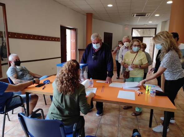 Vecinos de Valdeltormo votando por la tarde