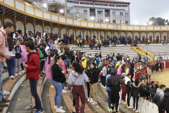 Animación en las gradas de la plaza de toros a pesar de la lluvia