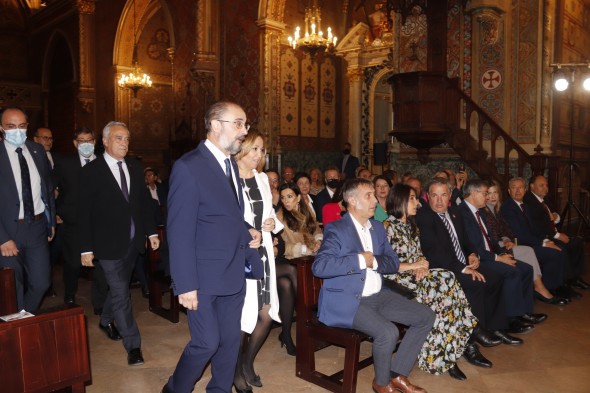 Mayte Pérez acompaña a Lambán en su entrada a la Iglesia de San Pedro