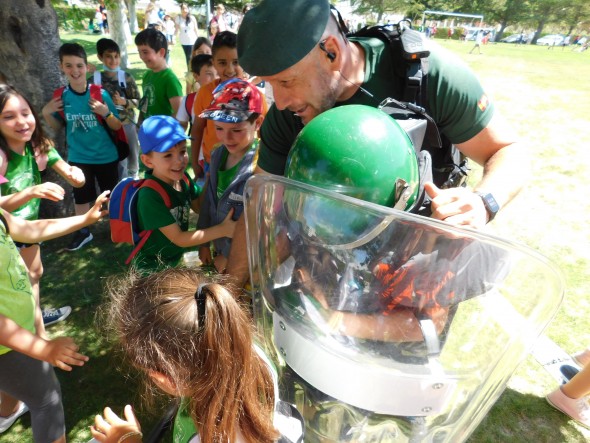 Un pequeño antidisturbios se familiariza con el uniforme