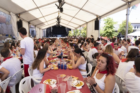 Las peñas ofrecen lo necesario para reponer fuerzas