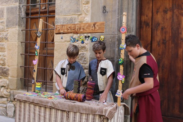 Unos niños venden sus creaciones