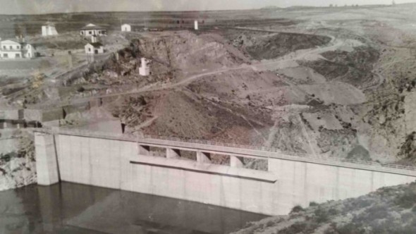 Jesús Sancho Pastor, nieto del constructor del pantano Luis Pastor Esteban, conserva estas fotografías de la inauguración y la construcción de la infraestructura que ha cedido para este reportaje