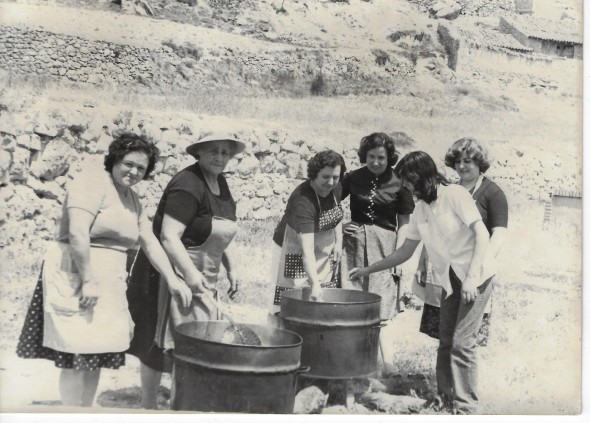 Un grupo de mujeres, cocinando las judías en el año 1979 para la comida popular de las fiestas patronales