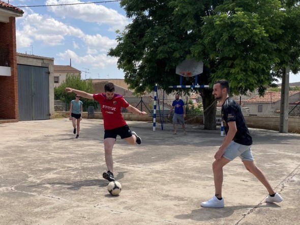 Diego Loras, candidato de Teruel Existe, con el balón jugando al fútbol en su pueblo, Cosa