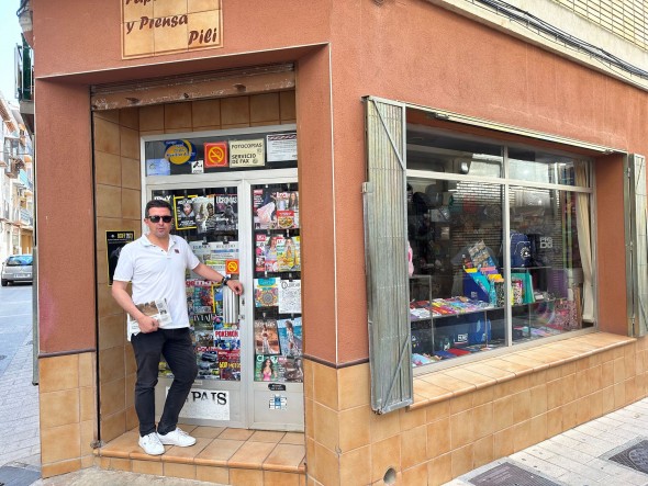 Alberto Herrero comprando el periódico en Calanda