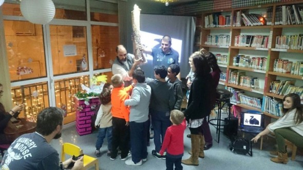 Pequeños del Arrabal con la Tronca de Navidad en la Sala de Lectura del barrio