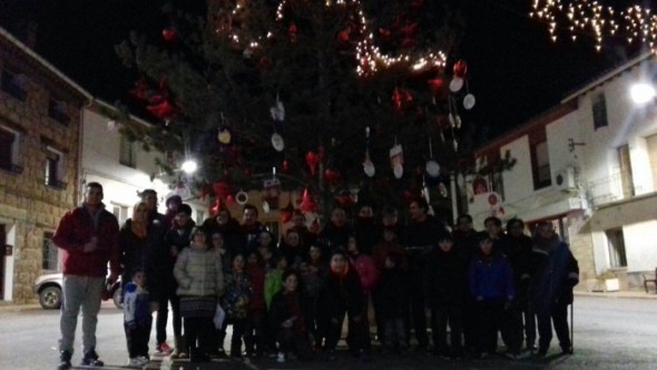 Varias personas se reunieron en Alfambra para decorar el árbol