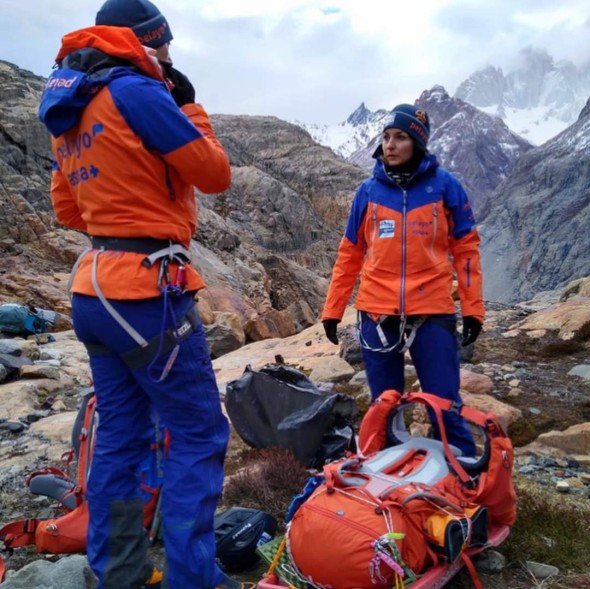 Laura Vila (dcha.) en una de las etapa de ascenso