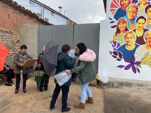 Cada una de las mujeres recibió una lámina con el mismo retrato que se ha incorporado al mural