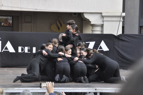 Los bailarines de Teruel retan a la lluvia en el Día de la Danza