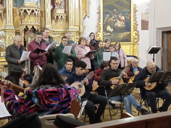 Bronchales acogió en su iglesia el canto de los Mayos por parte del coro y la rondalla