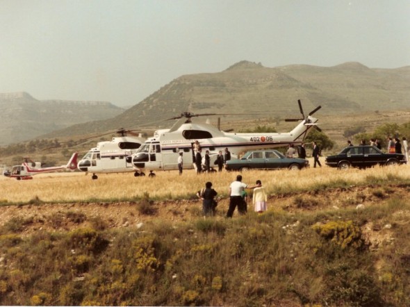 La reina llegó en un helicóptero que aterrizó en una explanada a las afueras del pueblo. Fotos: Ayuntamiento de Mirambel