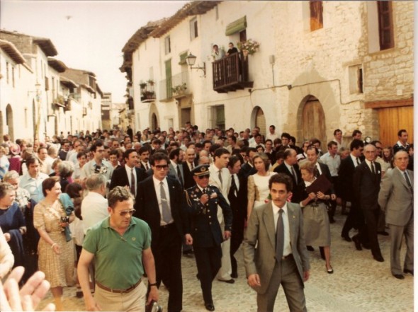 Sofía recorrió las calles del pueblo seguida de una larga comitiva