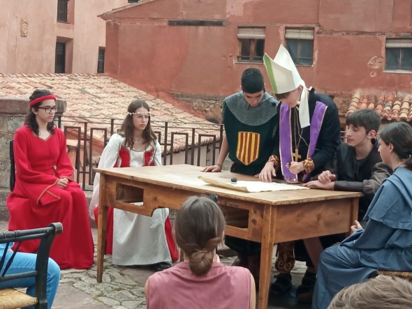 El obispo de albarracín, firmando el compromiso entre Isabel y Pedro