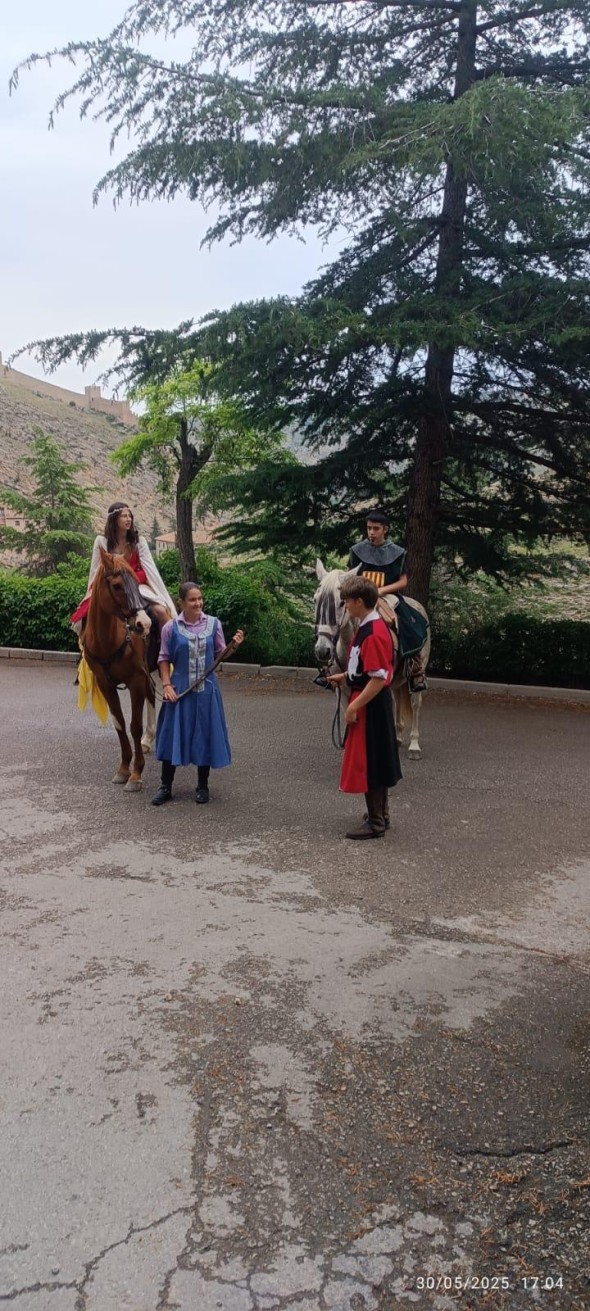 Isabel de Segura y Pedro de Azagra, sobre sus corceles, a la llegada al centro histórico de la ciudad medieval de Albarracín