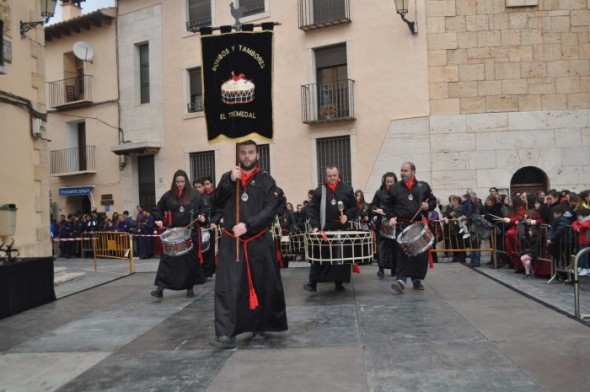 Salida al escenario de Tambores y Bombos El Tremedal de Orihuela del Tremedal.