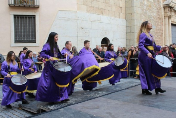 El vigésimo Encuentro Intercormarcal de Tambores, Bombos y Cornetas se celebró ayer en Sarrión con la participación de cerca de 300 cofrades pertenecientes a diez cofradías de la provincia