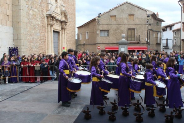 Participación de la Hermandad de La Piedad de Cella con el público de Sarrión al fondo de la imagen