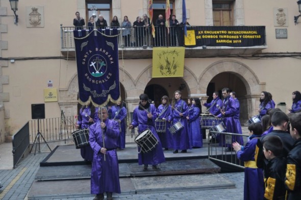 Salida de la actuación de Tambores y Bombos Santa Bárbara de Bronchales en el XX  Encuentro Intercomarcal