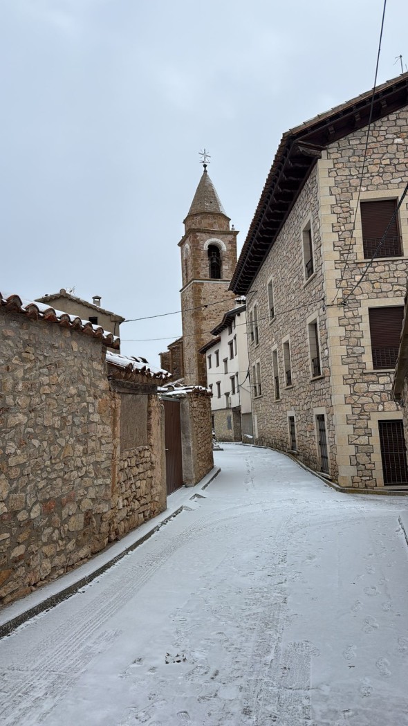 Gúdar también ha amanecido cubierto por un manto blanco