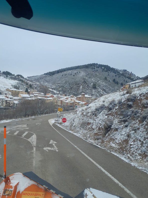 Limpieza de una carretera con Noguera de Albarracín al fondo