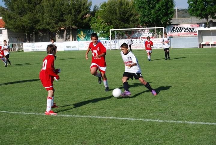 Ratiu dribla a dos rivales en sus primeros años como futbolista del Andorra. A.R.