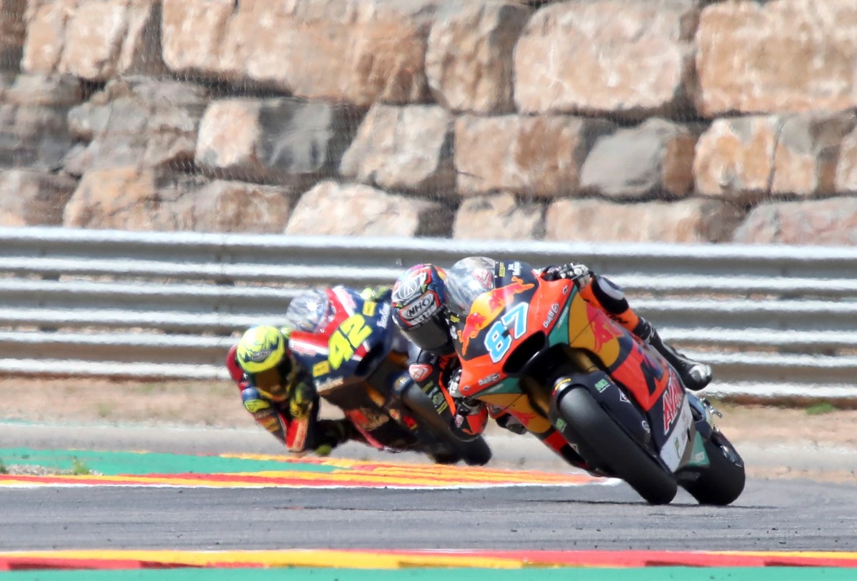 El piloto australiano Remy Gardner (Red Bull KTM Ajo), seguido por Marcos Ramírez (American Racing)